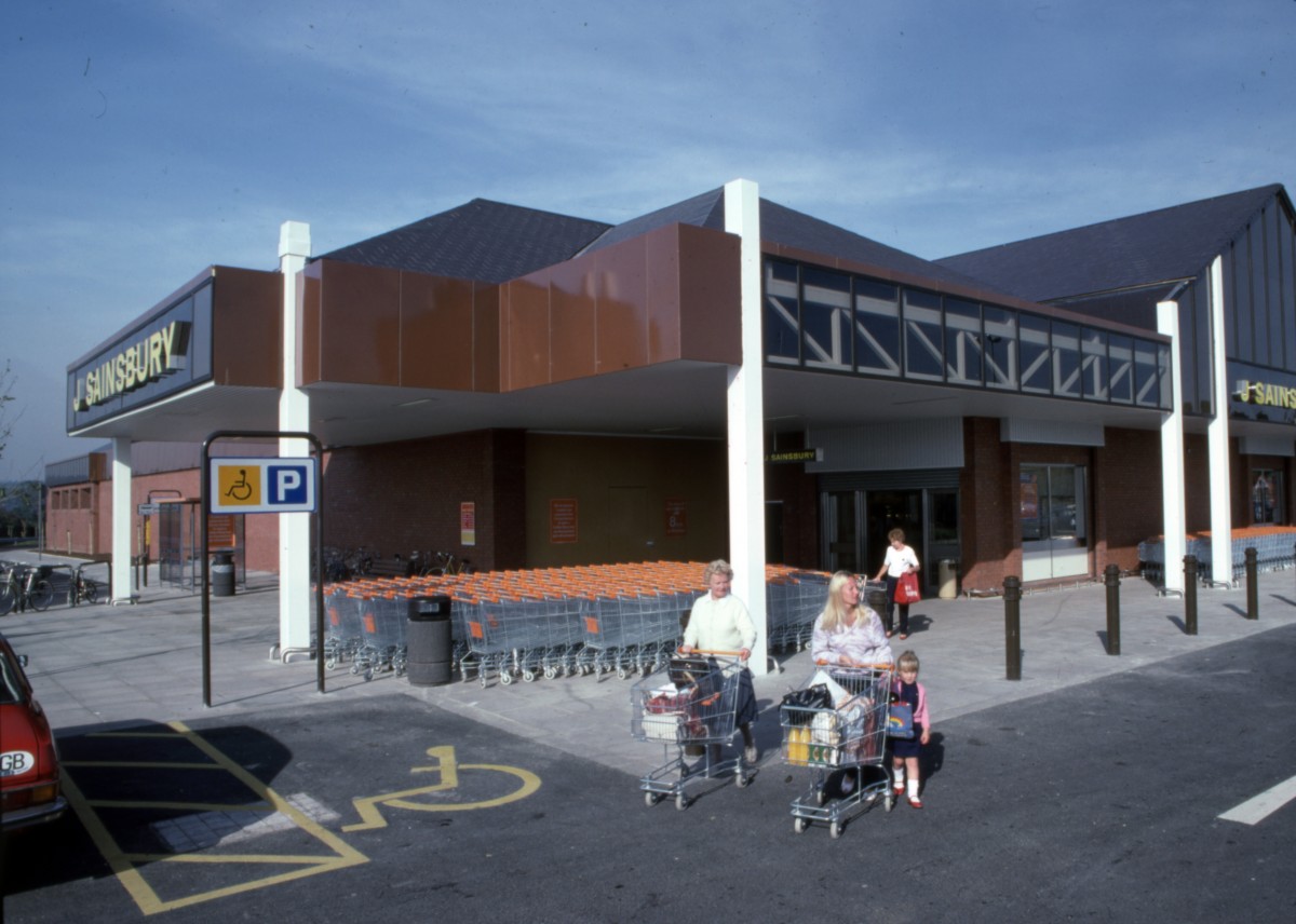 Image of exterior of Heyford Hill, Littlemore, Oxford branch with