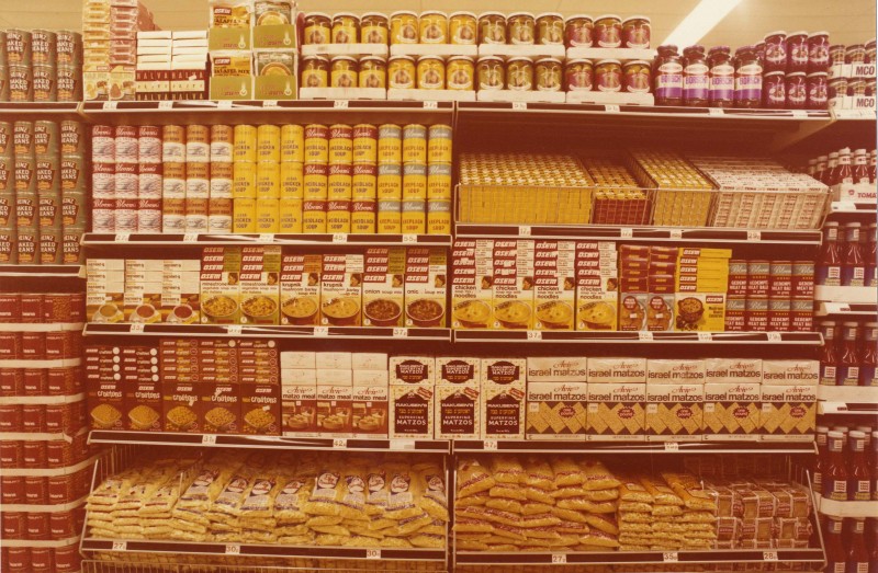 SA/BRA/4/2/1/30 - Merchandising guide page 17: Photograph of ethnic foods display