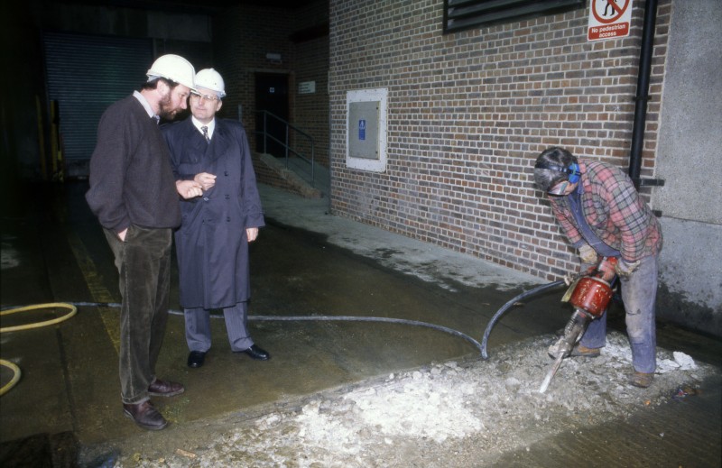 SA/BRA/7/A/11/4/17 - Photograph of a man using a pneumatic drill jackhammer